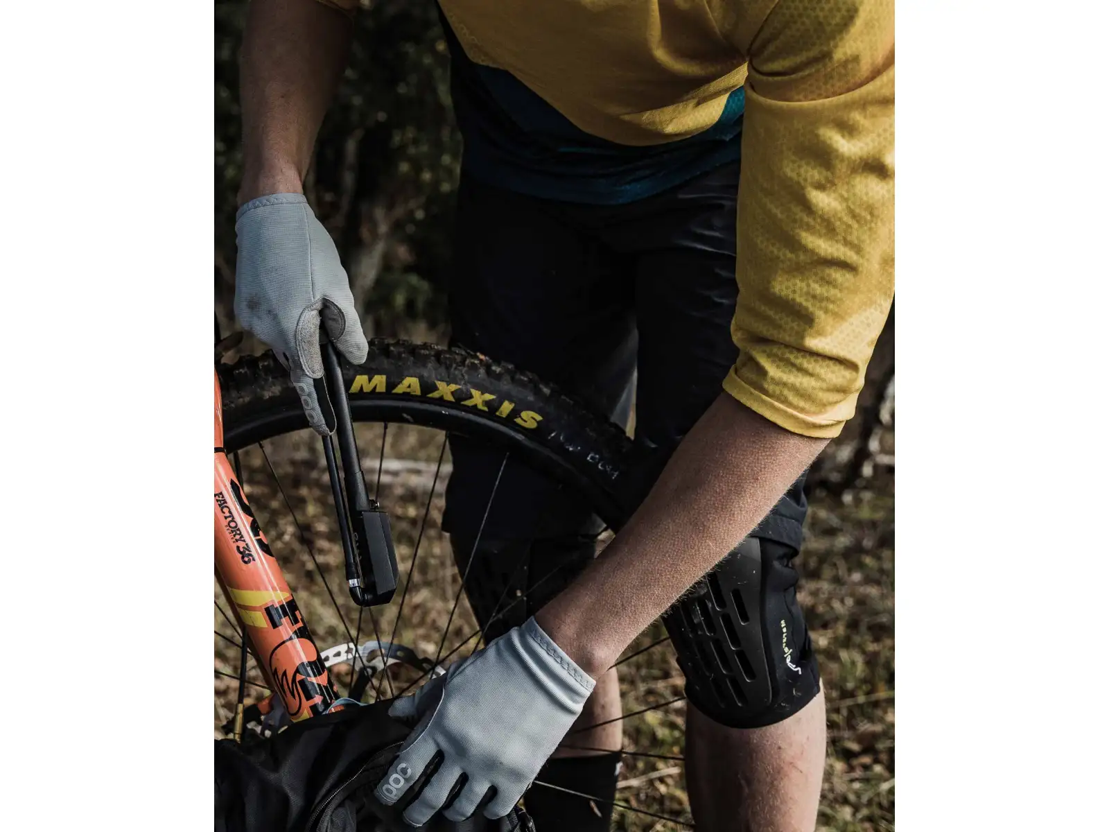 POC VPD System Lite Knee chrániče kolen Uranium Black