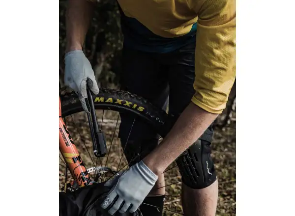 POC VPD System Lite Knee chrániče kolen Uranium Black