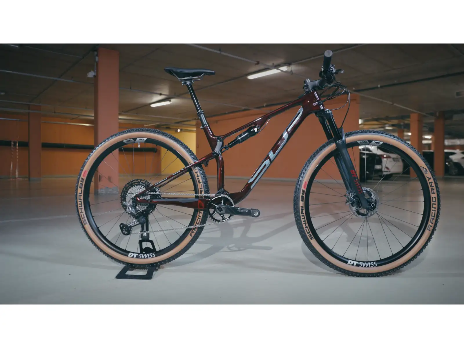 Superior Team XF 29 Issue R celoodpružené horské kolo Gloss Red Carbon/Chrome