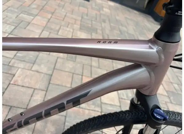 Giant Roam 3 trekingové kolo Shell White