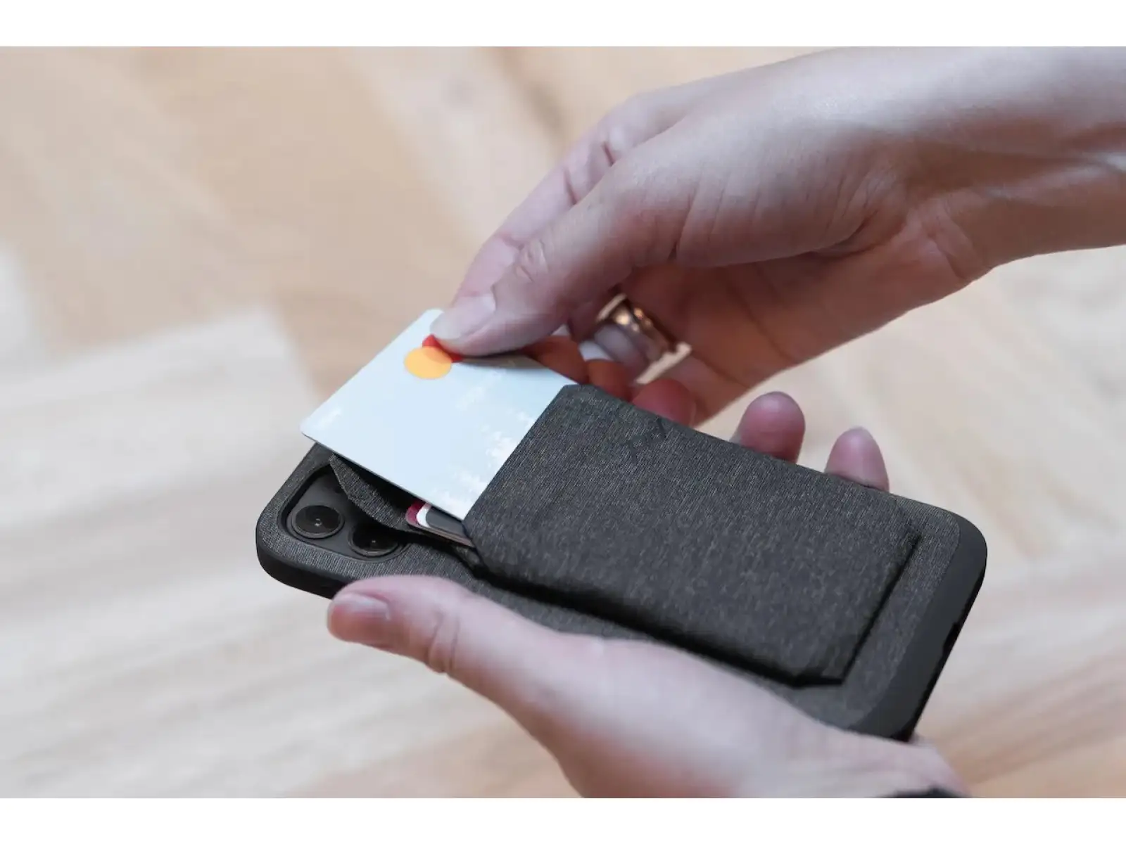 Peak Design Wallet Slim magnetická peněženka na mobil Charcoal