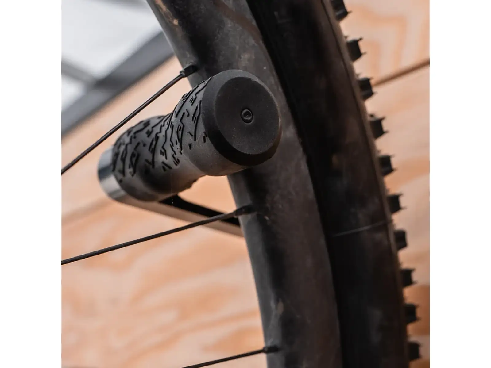 Lezyne CNC Alloy Wheel Hook nástěnný držák na kolo black
