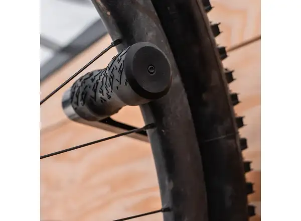 Lezyne CNC Alloy Wheel Hook nástěnný držák na kolo black