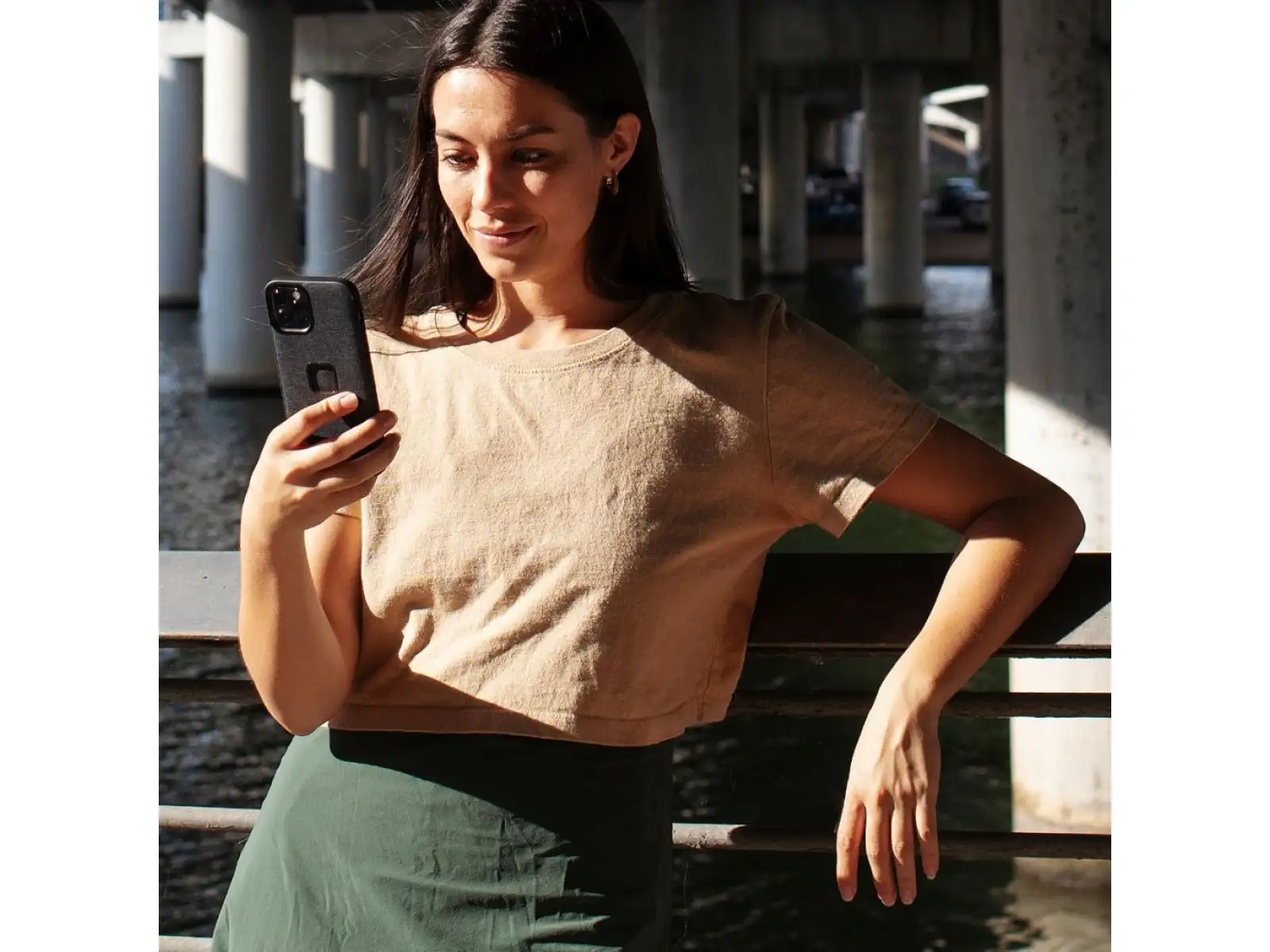 Peak Design Everyday Loop V2 kryt pro iPhone 15 Pro Charcoal