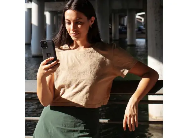 Peak Design Everyday Loop V2 kryt pro iPhone 15 Pro Charcoal
