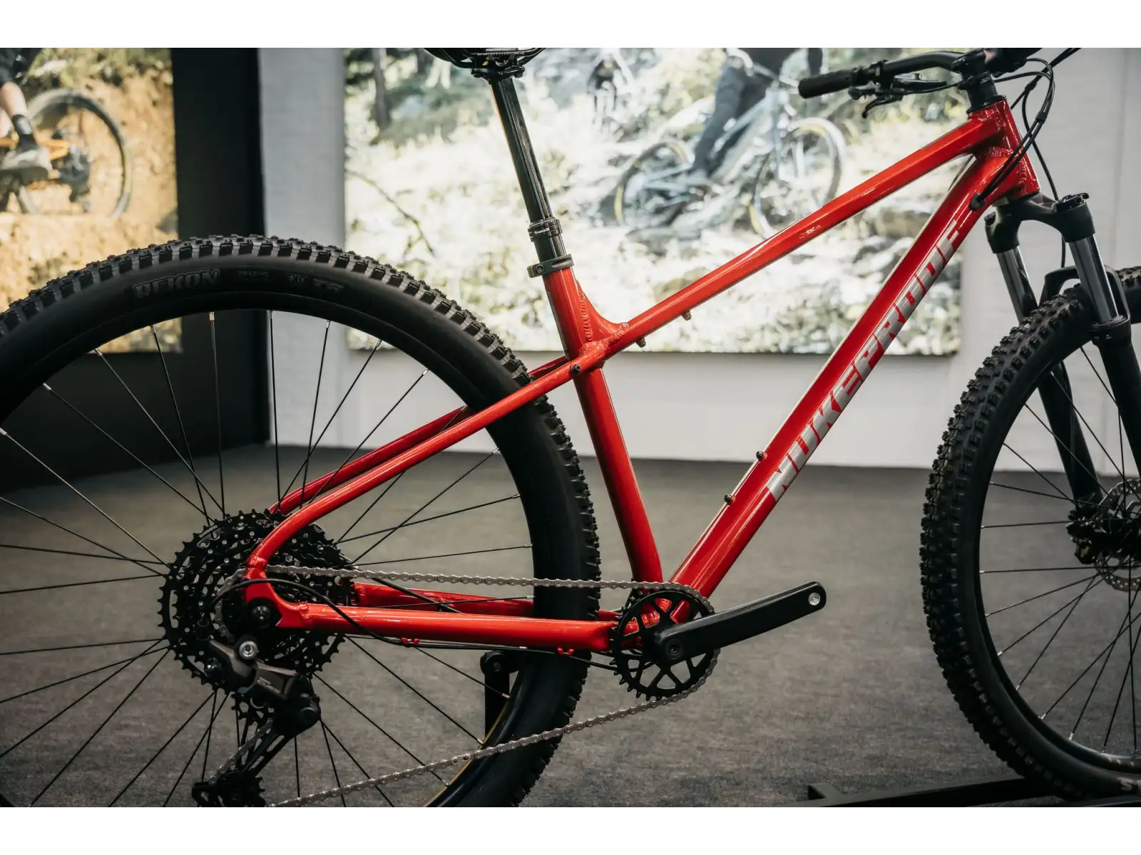 Nukeproof Tracker Comp 290 Cues 1x10 horské kolo Red/Chrome