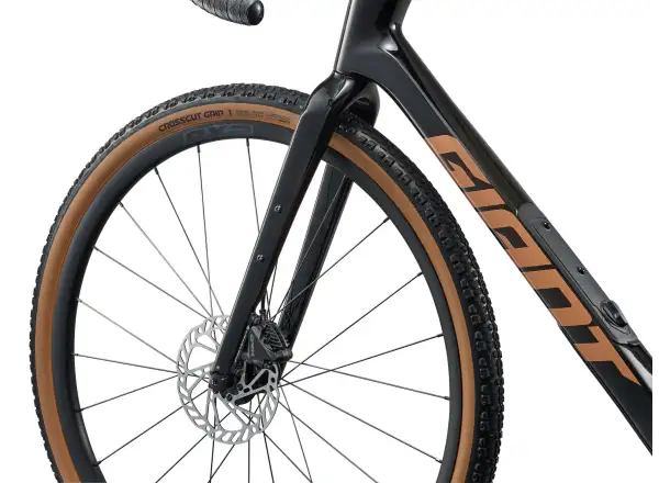 Giant Revolt Advanced 2 gravel kolo Carbon Smoke