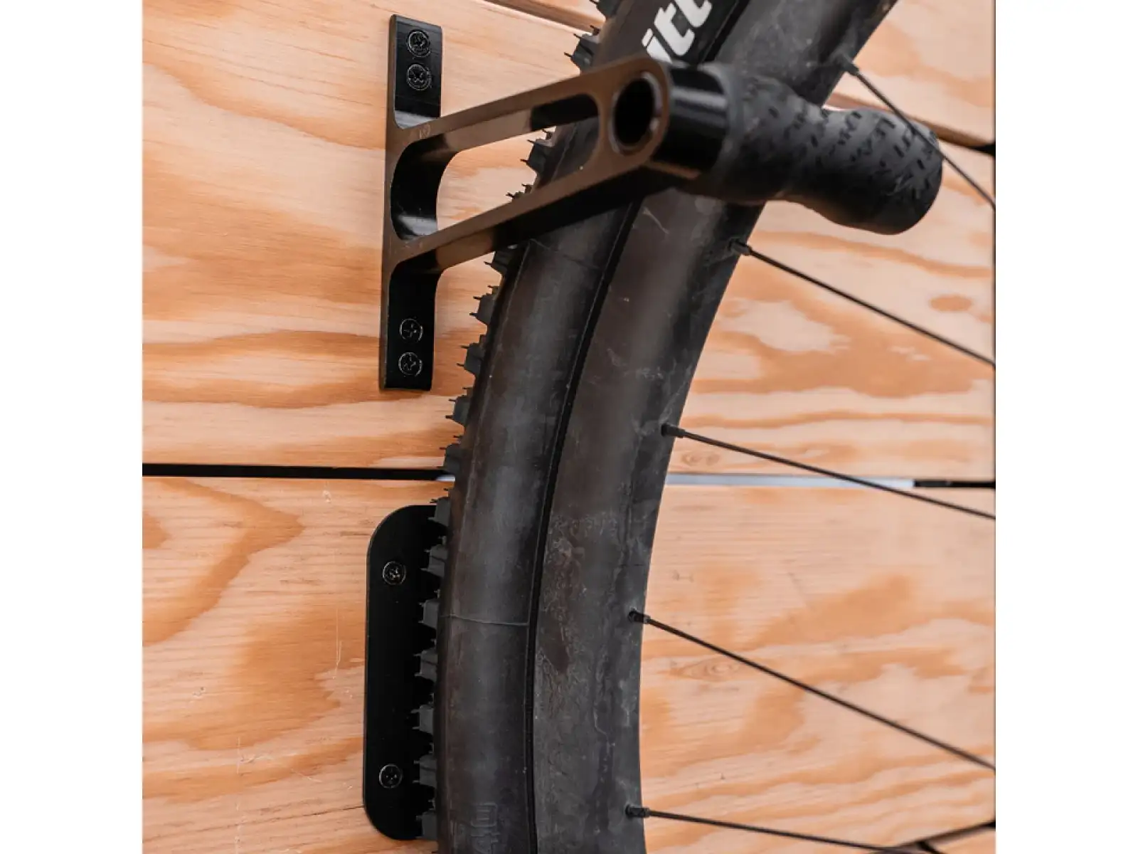 Lezyne CNC Alloy Wheel Hook nástěnný držák na kolo black