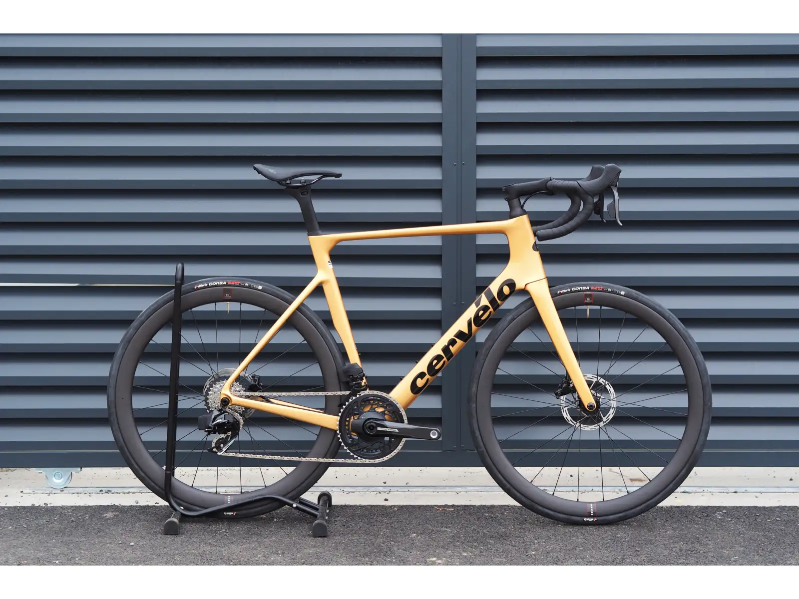 Cervélo Soloist Force eTap AXS silniční kolo gold dust