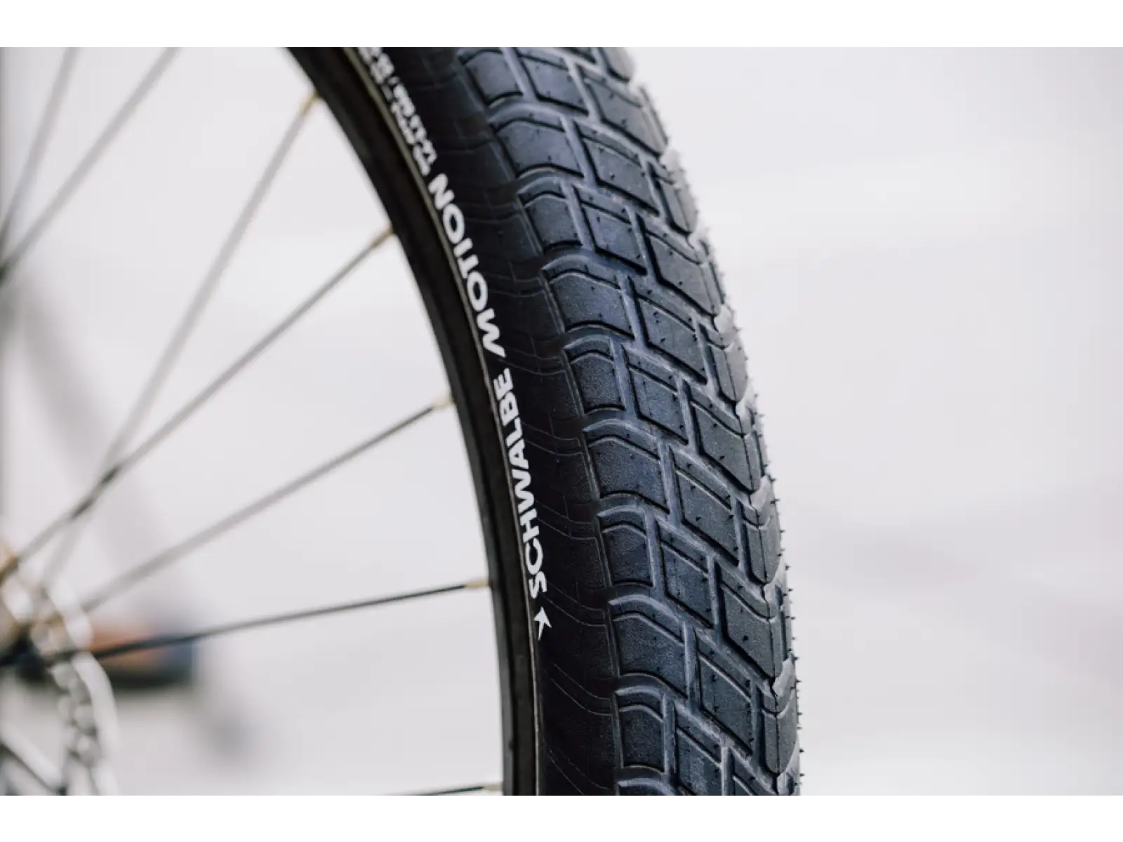 Schwalbe Motion Big Apple E-25 28" trekingový plášť drát Black Reflex