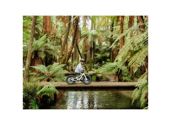 Kids Ride Shotgun dětské odrážedlo Dirt Hero 12" s brzdou 2026 bílá
