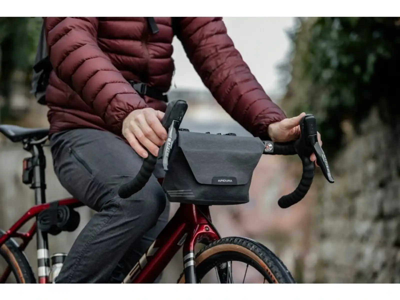 Apidura City handlebar brašna na řidítka 2 l tmavě šedá