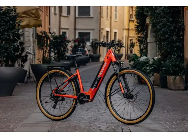 Rock Machine Storm e90-29 Metallic Orange/Silver cestovní nízkonástupové elektrokolo