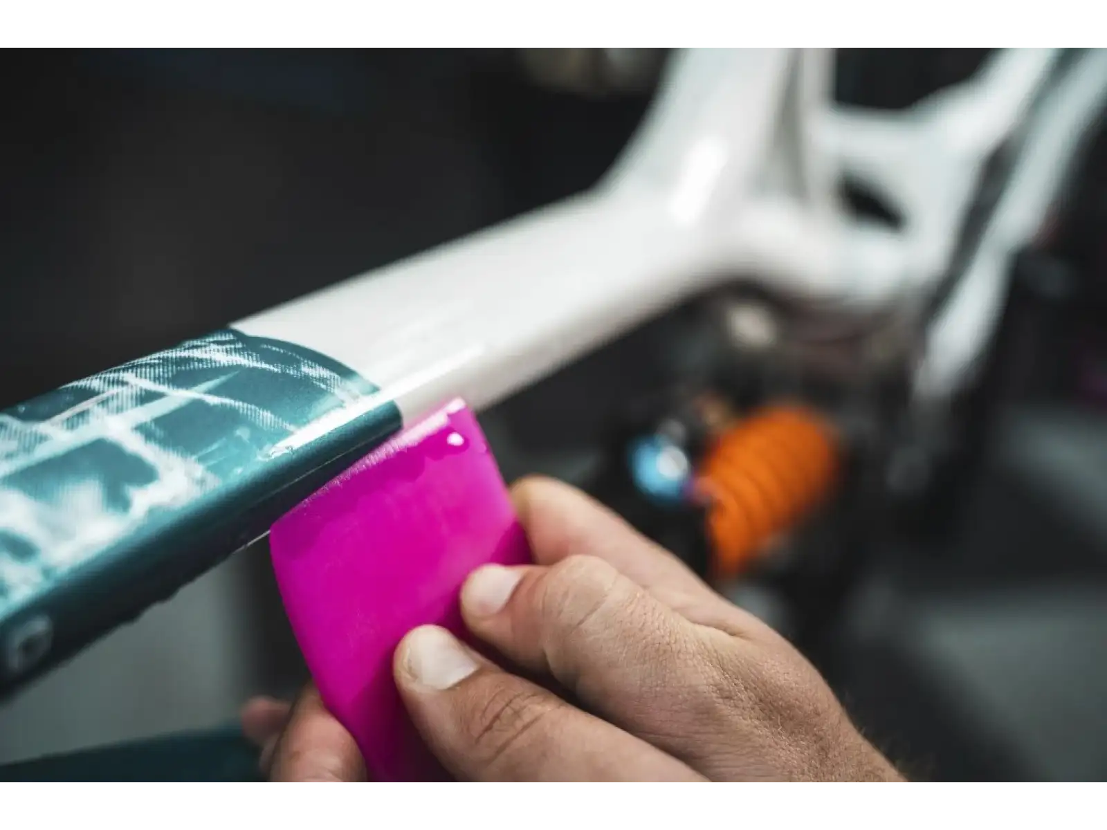 Muc-off Application Squeegee aplikační stěrka na samolepky