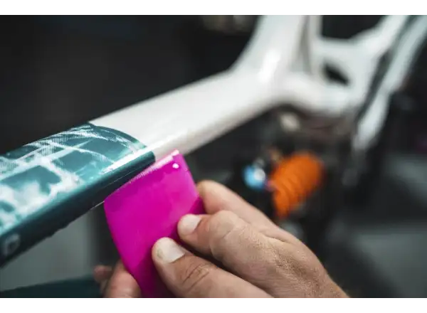 Muc-off Application Squeegee aplikační stěrka na samolepky