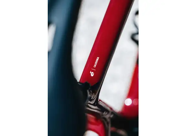 Cervélo Caledonia 105 Di2 silniční kolo Carmine