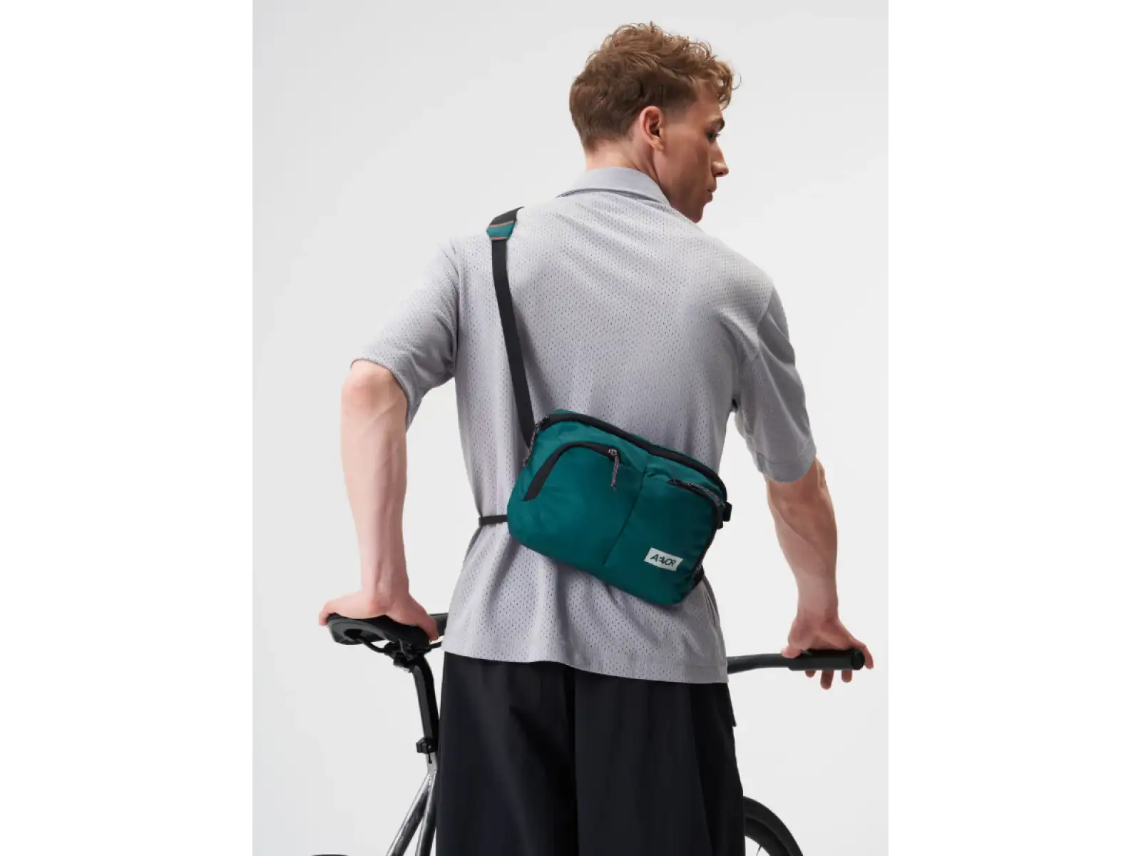 Aevor Sacoche Bag taška přes rameno 4 l Evergreen