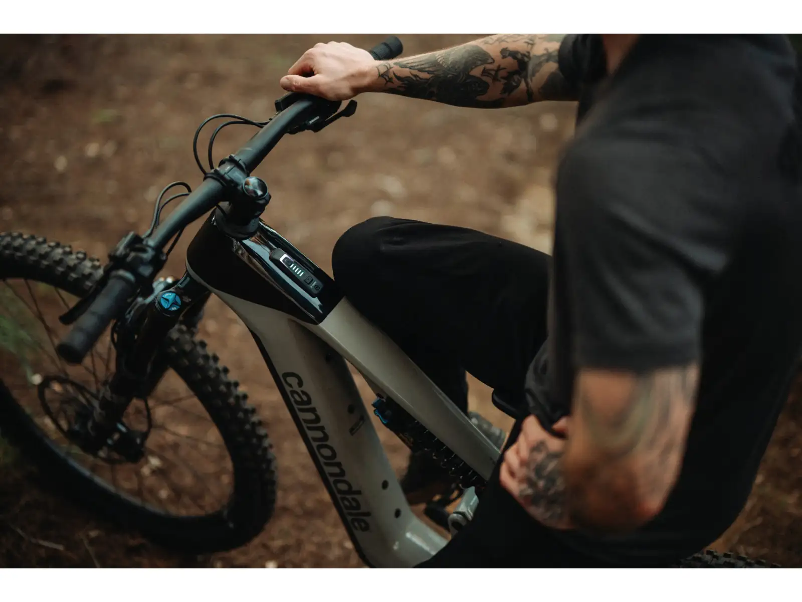 Cannondale Moterra Carbon LT 1 celoodpružené elektrokolo Tiger Shark