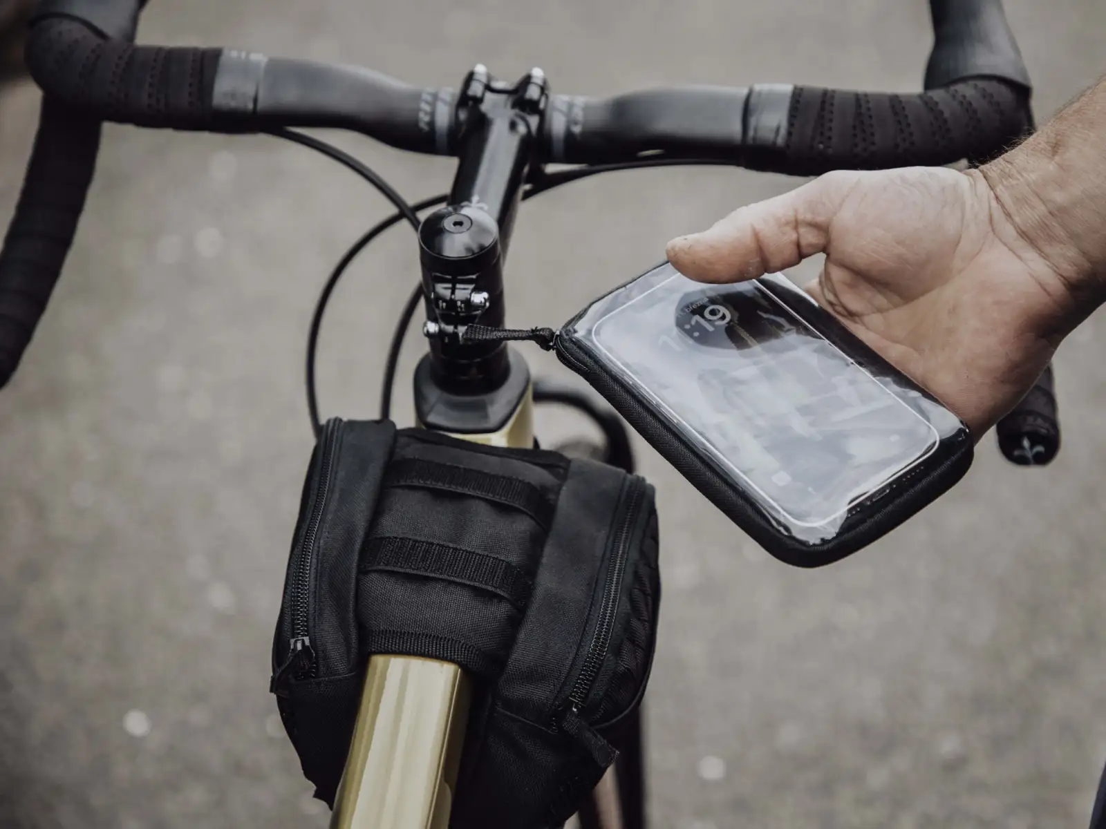 Force Dual brašna na rám smartphone černá