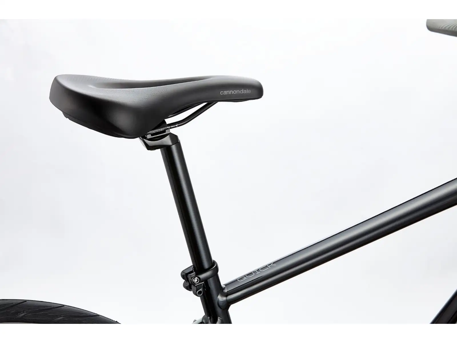 Cannondale Quick 3 trekingové kolo Black Pearl