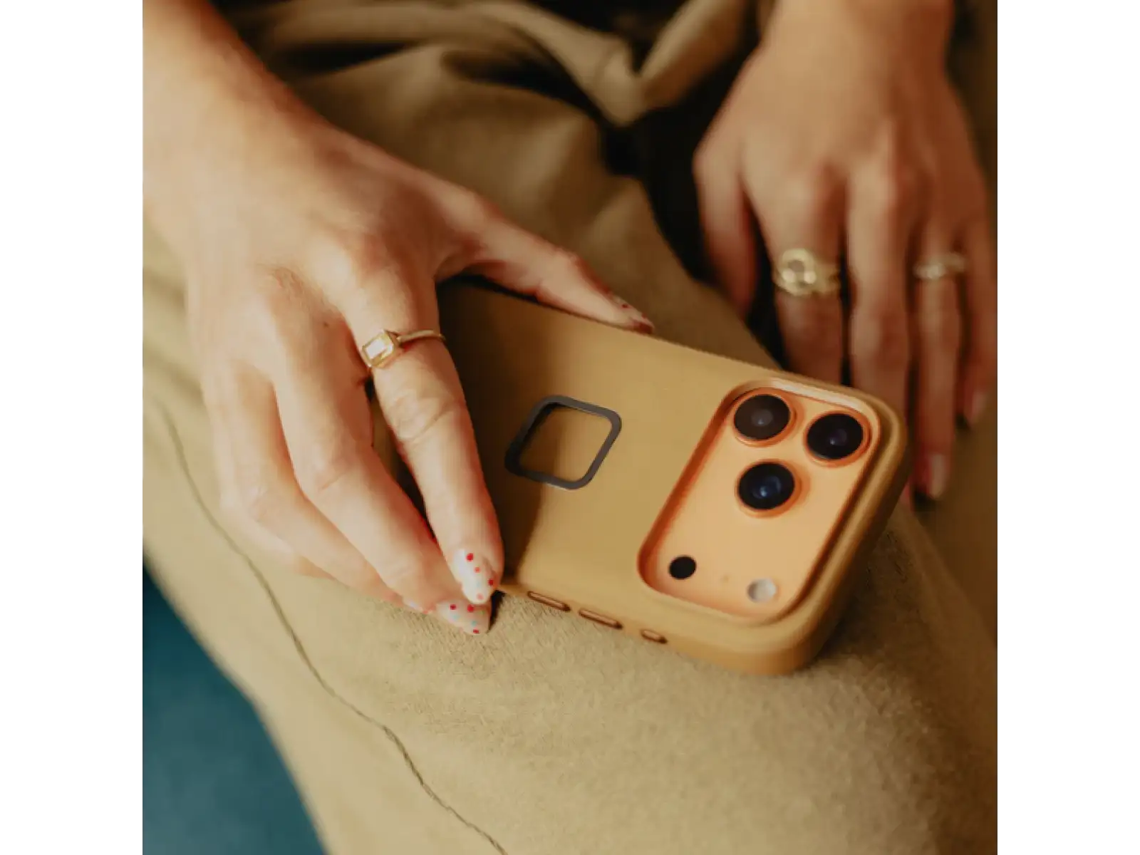 Peak Design Everyday Clarino Case iPhone 17 Pro Tan