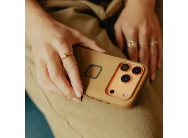 Peak Design Everyday Clarino Case iPhone 17 Pro Tan