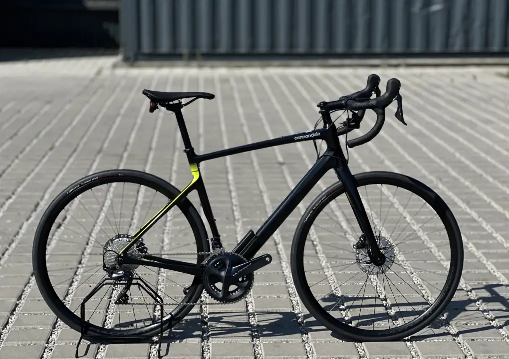Všestranné endurance silniční kolo Cannondale Synapse Carbon 3 (2022)