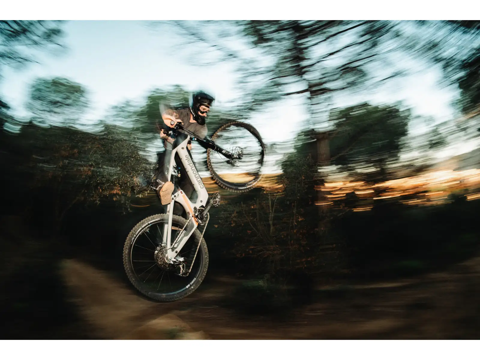 Cannondale Moterra Carbon LT 1 celoodpružené elektrokolo Tiger Shark