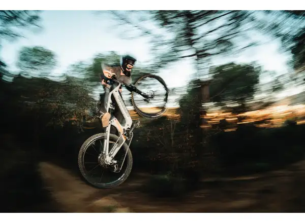 Cannondale Moterra Carbon LT 1 celoodpružené elektrokolo Tiger Shark