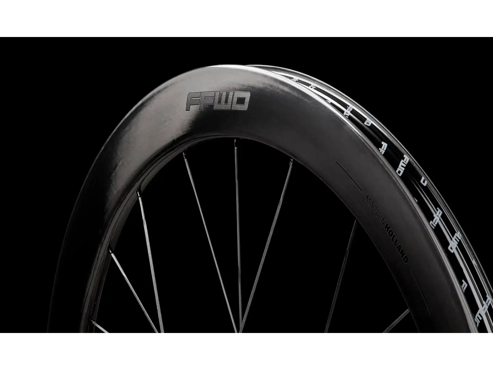 FFWD RAW CS 55 silniční vypletená kola Gloss Black