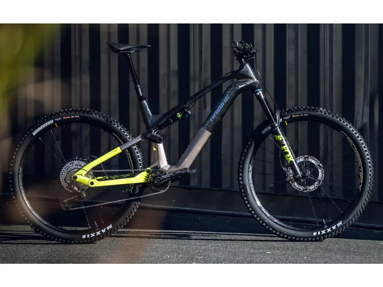 Haibike Lyke CF 11 430Wh celoodpružené elektrokolo Carbon/Sand/Lime Gloss