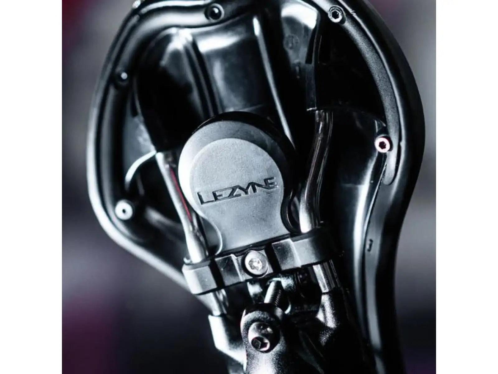 Lezyne Matrix Saddle Tagger sedlový držák na lokátor Apple AirTag černá