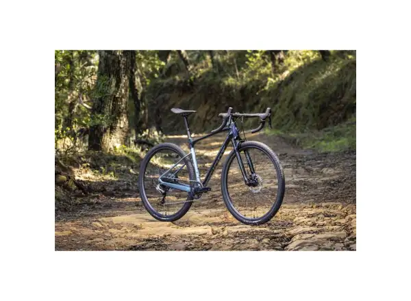 Giant Revolt X 1 gravel kolo cold night