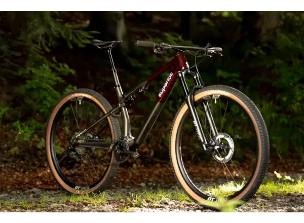 Superior XF 9.6 Team celoodpružené kolo Gloss Carbon/Red Carbon