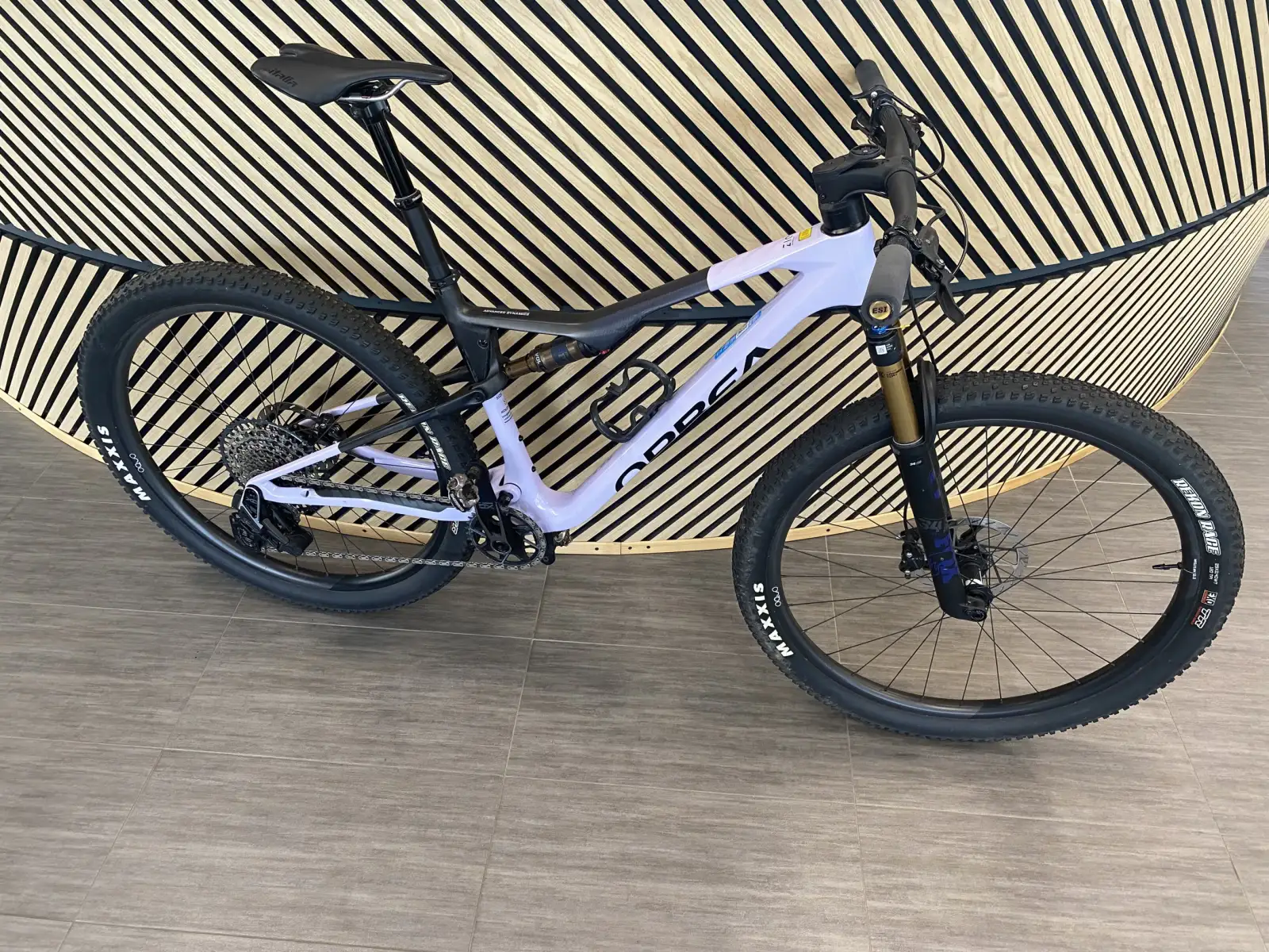 Orbea OIZ M-TEAM AXS horské kolo Digital Lavender/Carbon Raw VZOREK