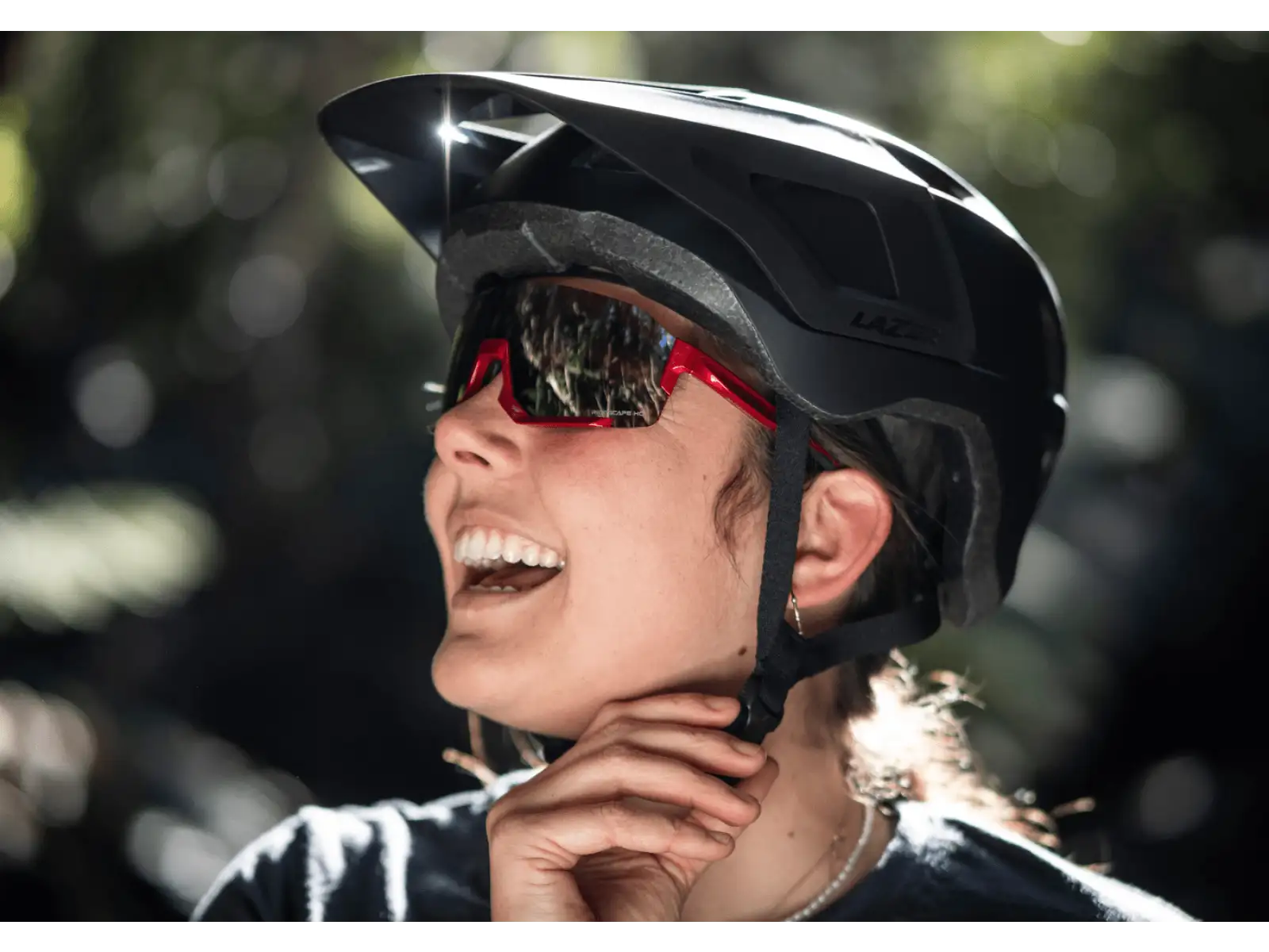 Lazer Finch KinetiCore přilba černá