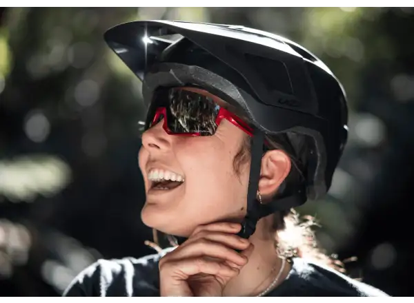 Lazer Finch KinetiCore přilba černá