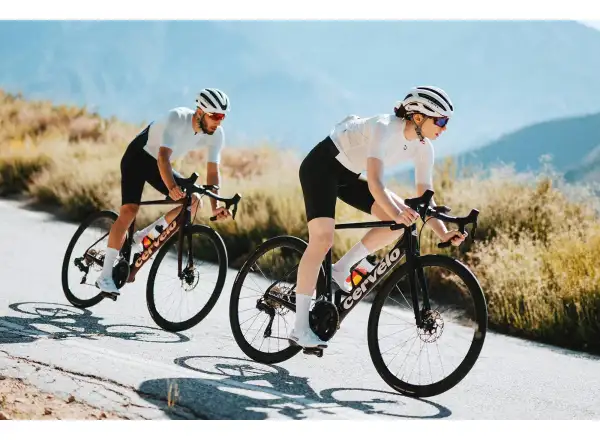 Cervélo Caledonia 105 Di2 silniční kolo Carmine