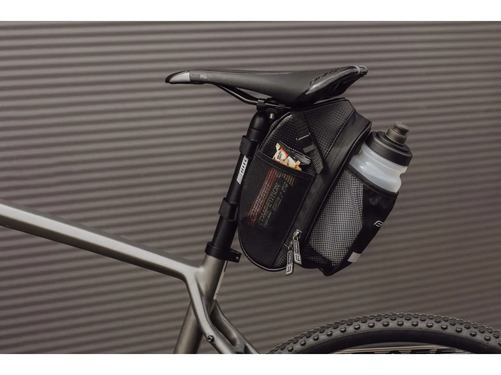 Force Fuse podsedlová brašna 1,2 l + síťka na láhev 0,5 l černá