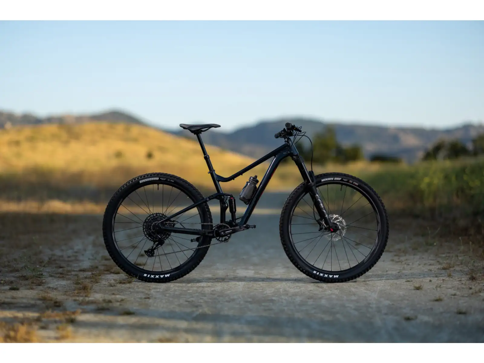 Giant Stance 29 1 celoodpružené kolo Metallic Black