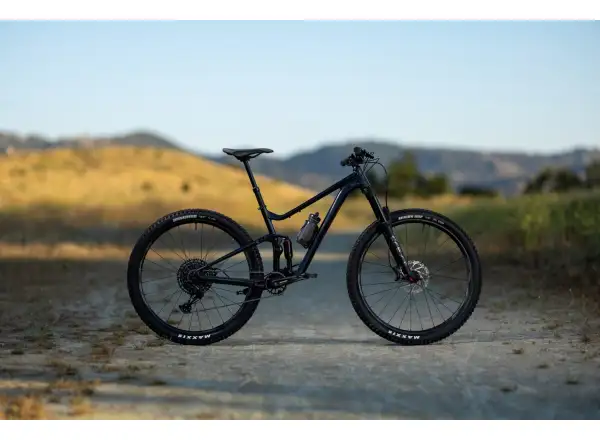 Giant Stance 29 1 celoodpružené kolo Metallic Black