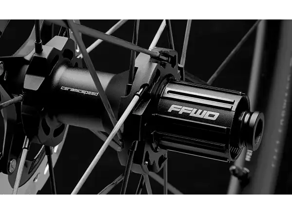 FFWD RAW CS 33 silniční vypletená kola Glossy Black