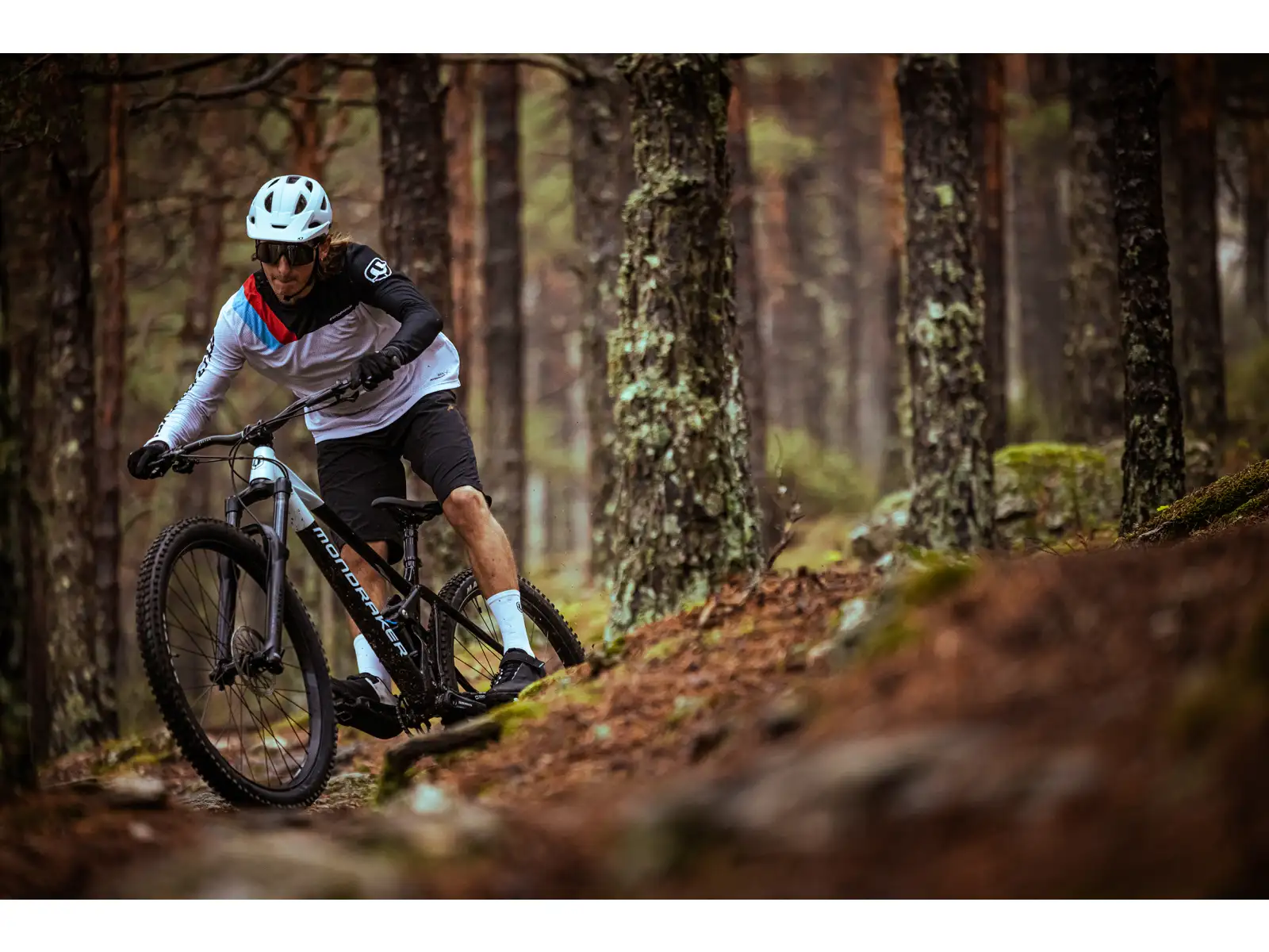 Mondraker Raze celoodpružené kolo black/dirty white