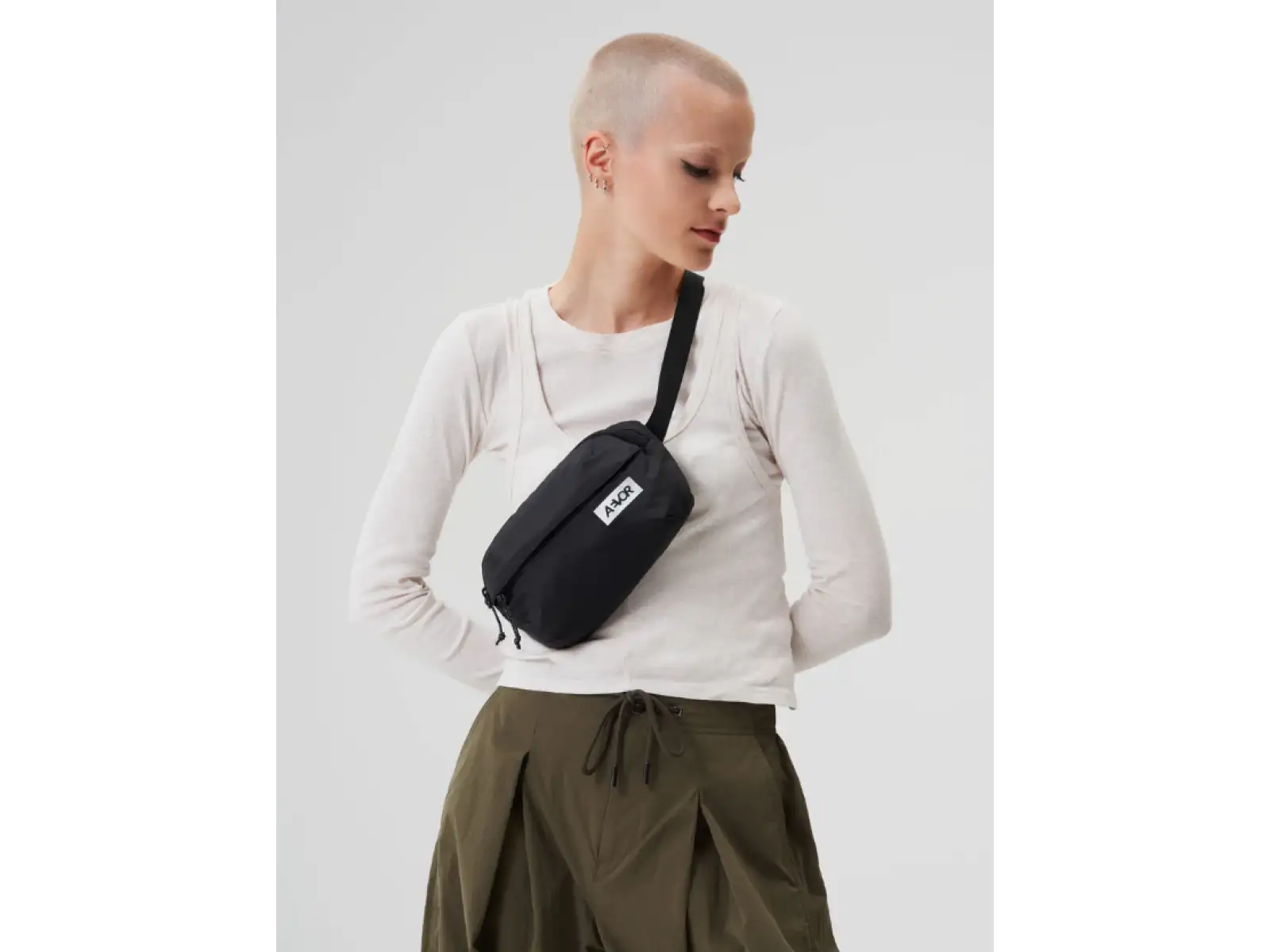 Aevor Hip Bag Ease taštička přes rameno/ledvinka Black
