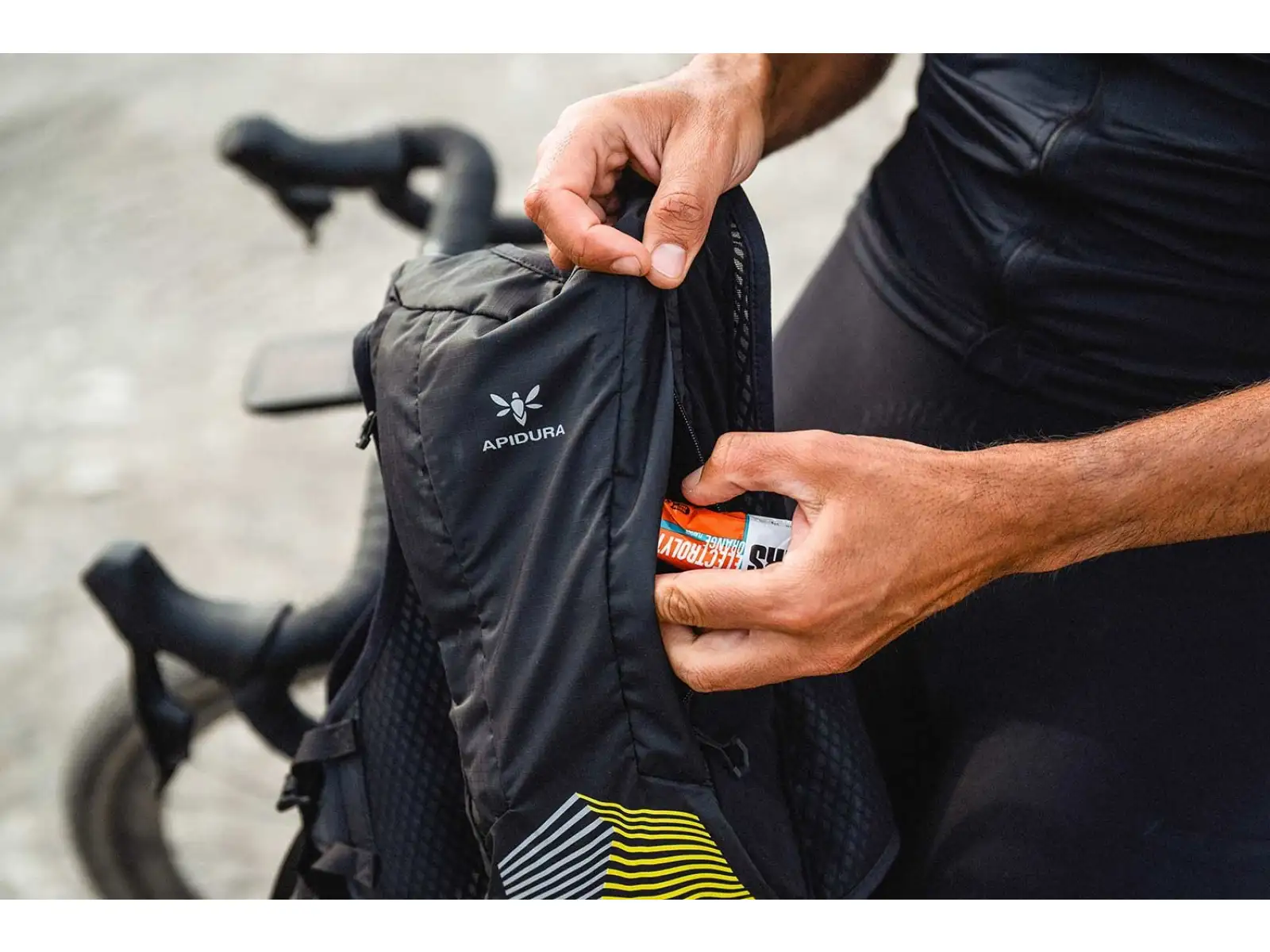 Apidura Racing Hydration cyklistická vesta 2 l černá