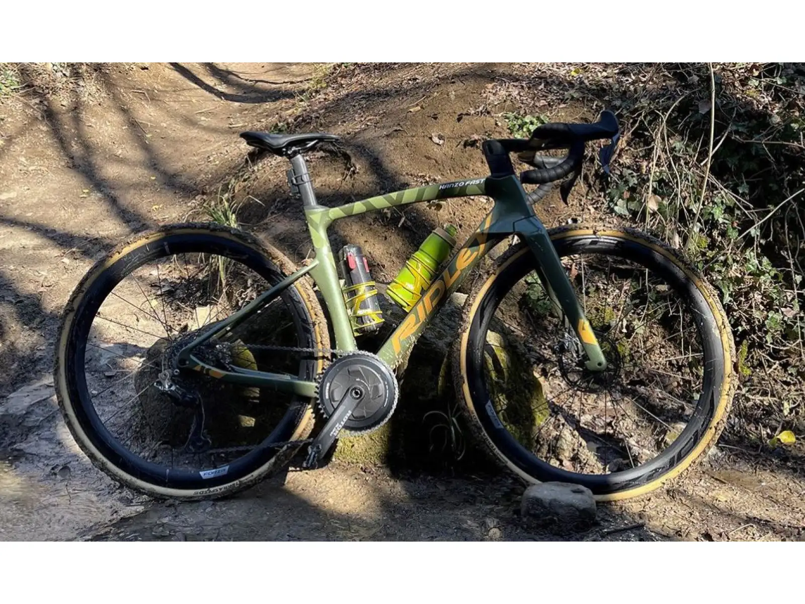 Elite Prism Left Carbon košík na láhev levý Gold Metal/White Graphic