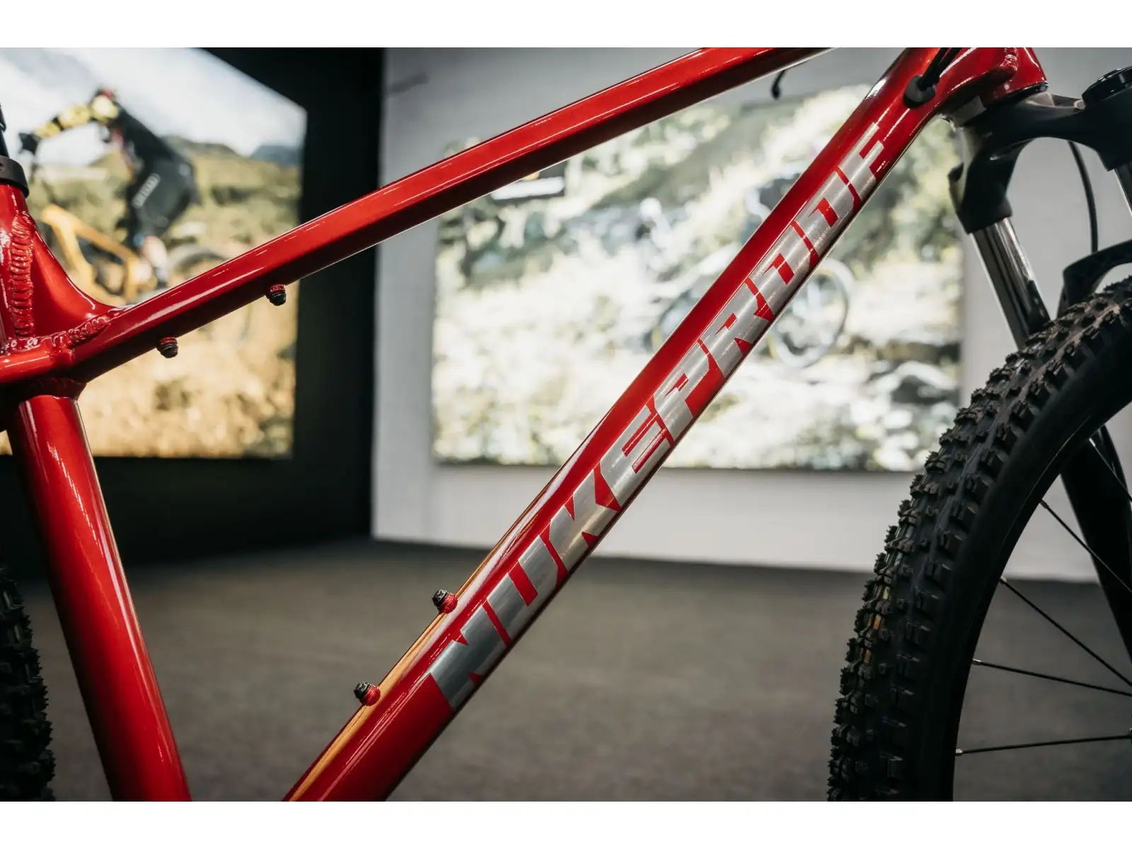 Nukeproof Tracker Comp 275 Cues 1x10 horské kolo Red/Chrome