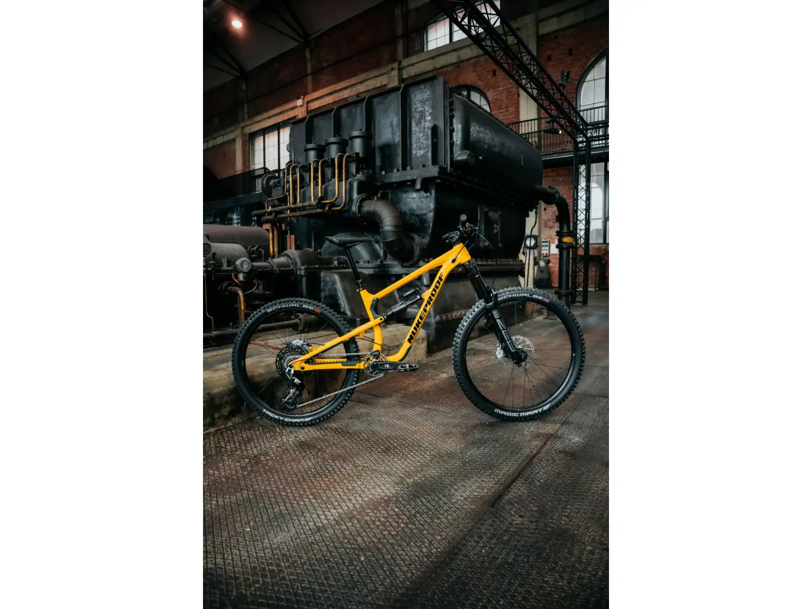 Nukeproof Mega 297 Pro Alloy Eagle 90 celoodpružené kolo Yellow