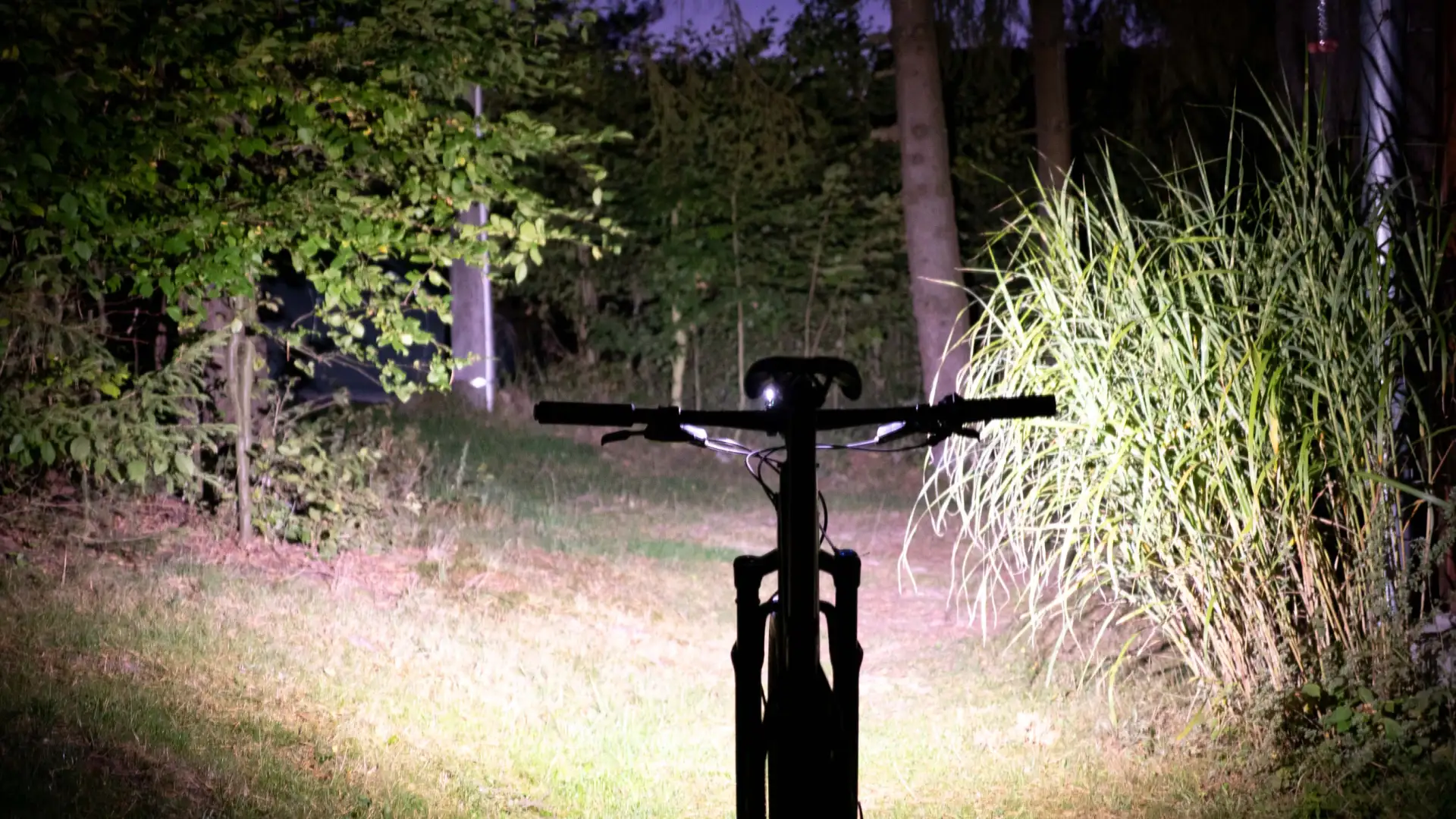 Přední světlo Ravemen FR500: nutnost nebo rozmazlenost?