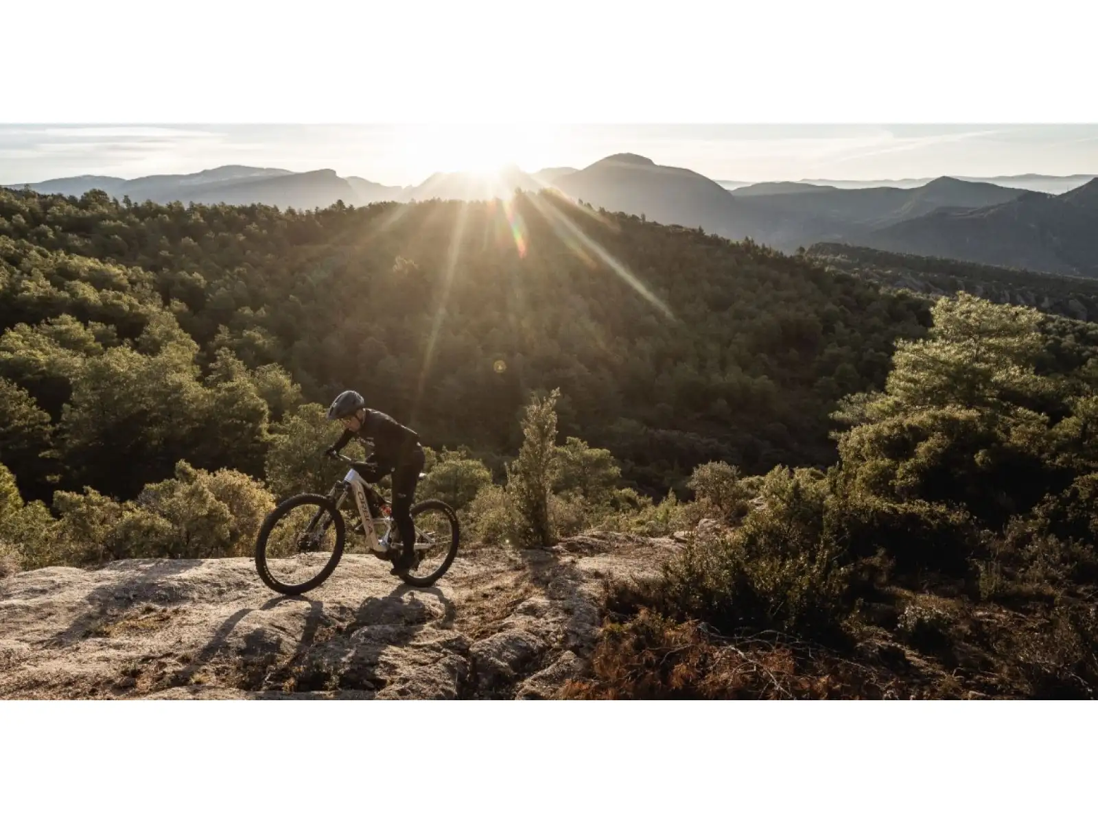 Orbea RISE SL M20 celoodpružené lehké elektrokolo černá-růžová